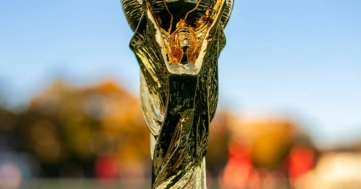 Kibice oglądający nocny mecz MŚ 2026 na ekranie w polskim domu